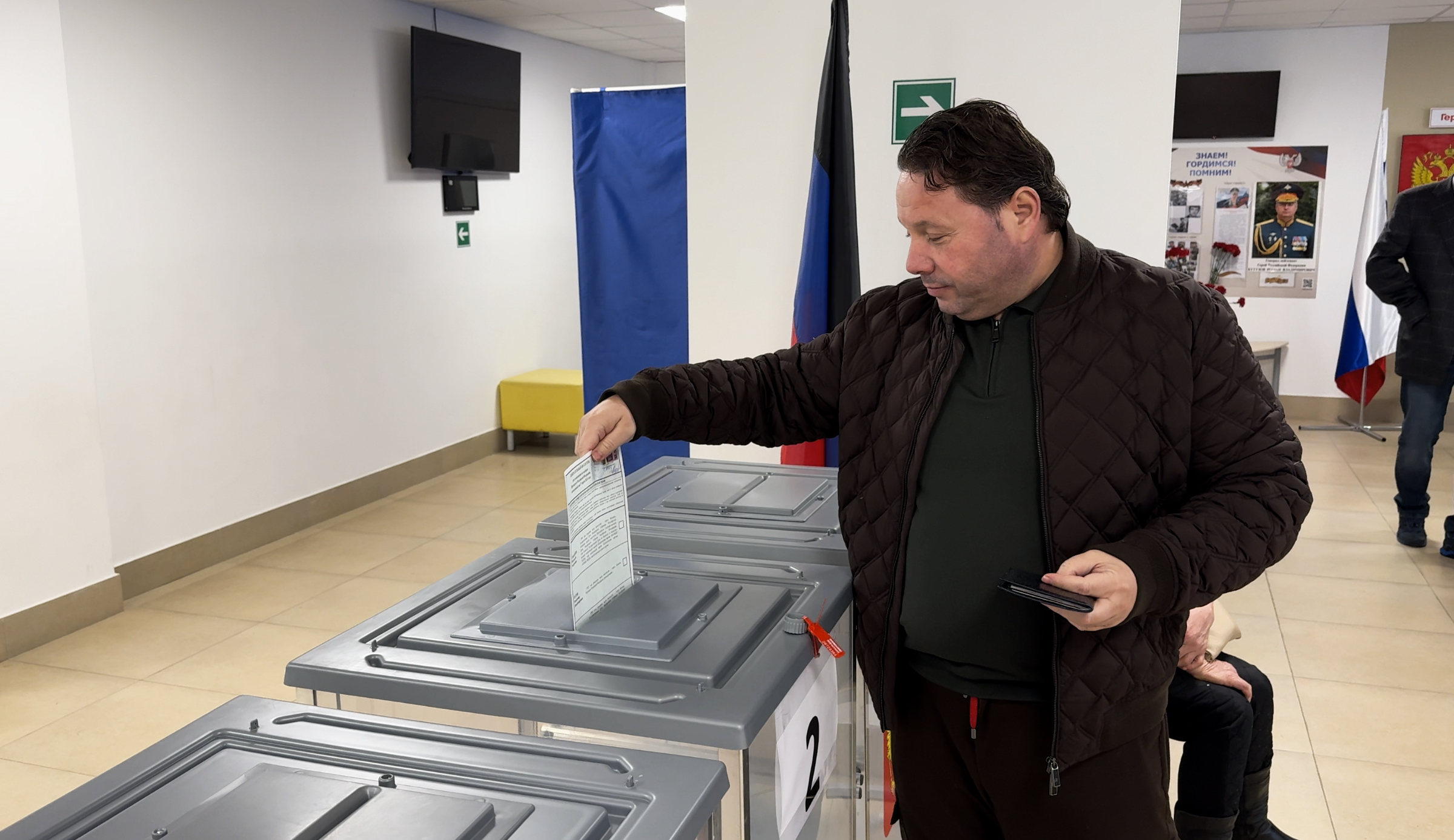 Александр Рапопорт голосует в Мариуполе